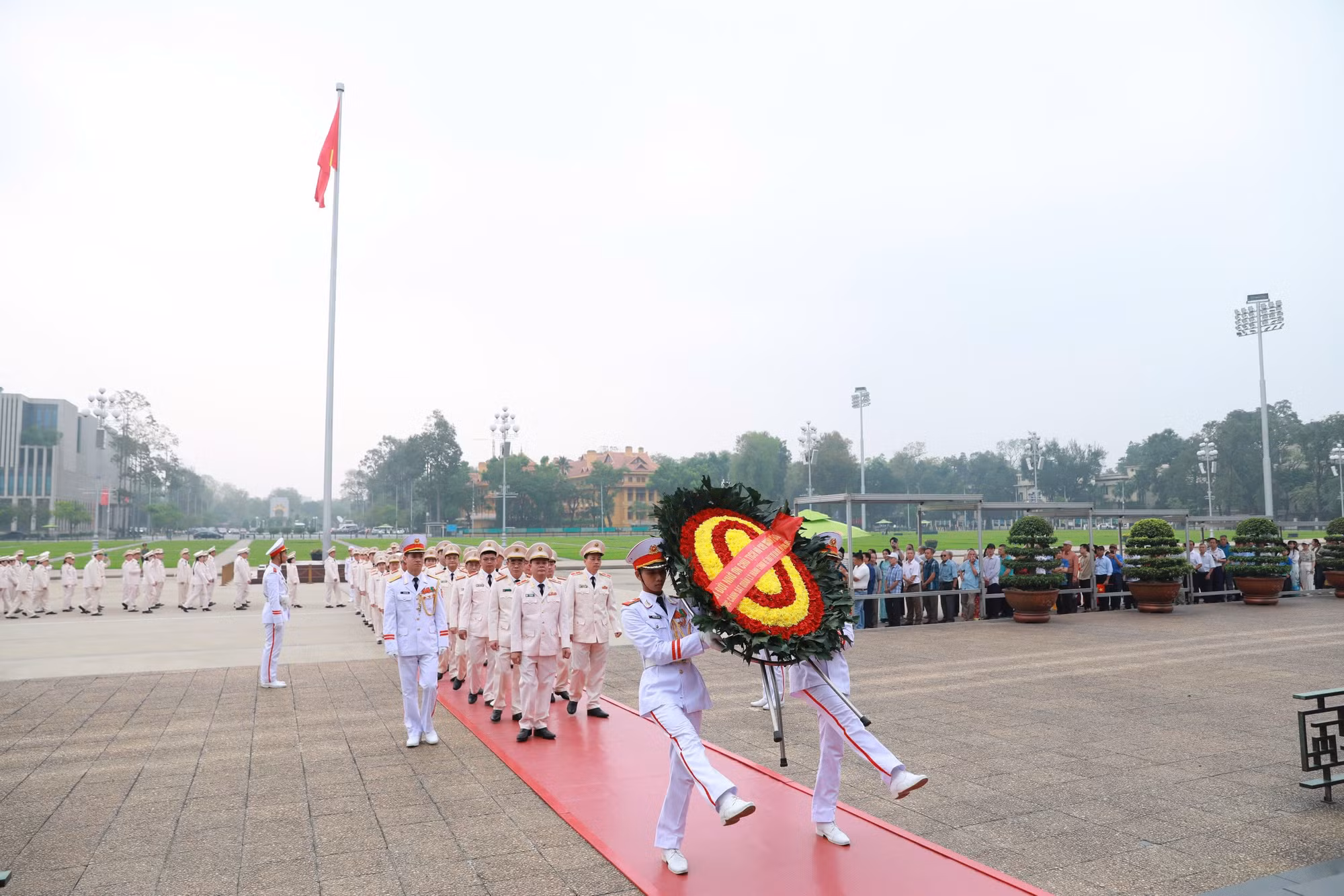 Đoàn đại biểu lực lượng Cảnh sát Quản lý hành chính về trật tự xã hội vào Lăng viếng Bác ảnh 3 Đoàn đại biểu lực lượng Cảnh sát Quản lý hành chính về trật tự xã hội vào Lăng viếng Bác -0