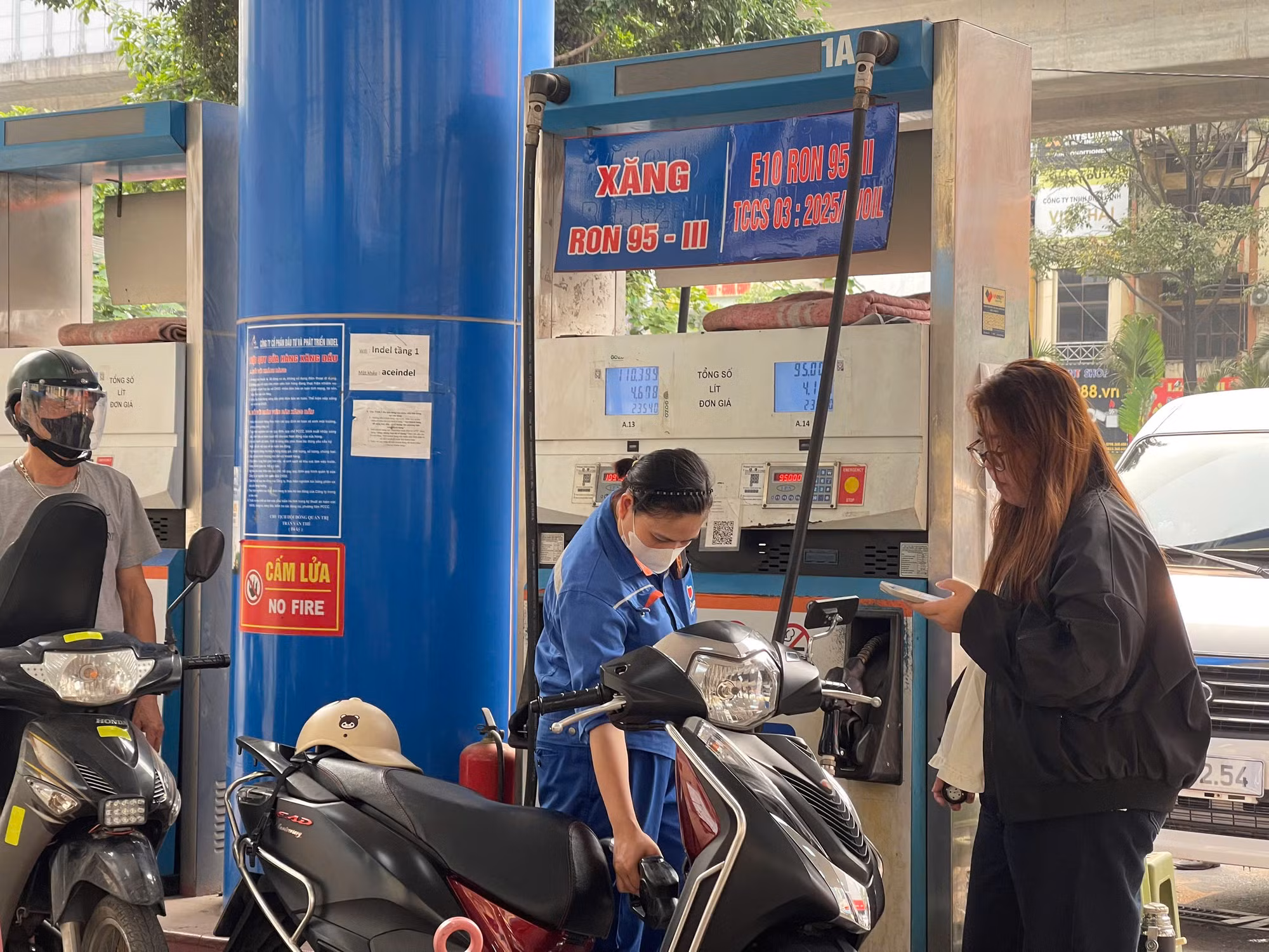 Xăng E10 dần được người dân đón nhận -0