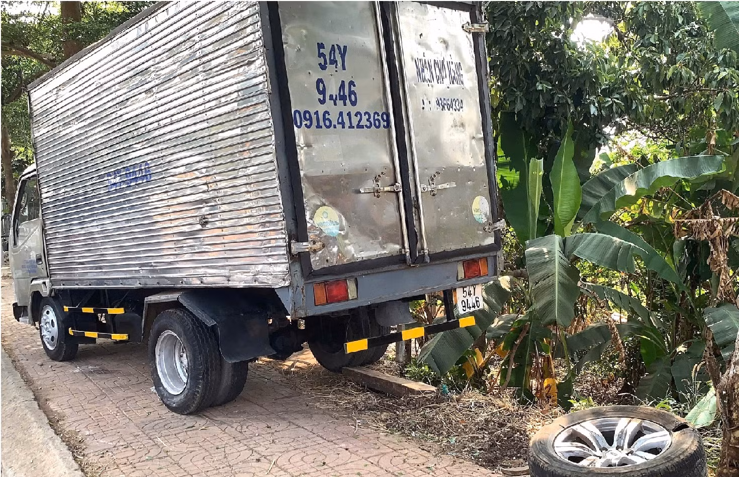 Sau chầu nhậu, 2 thanh niên liều lĩnh rủ nhau đi trộm xe ô tô dù không biết lái xe -0