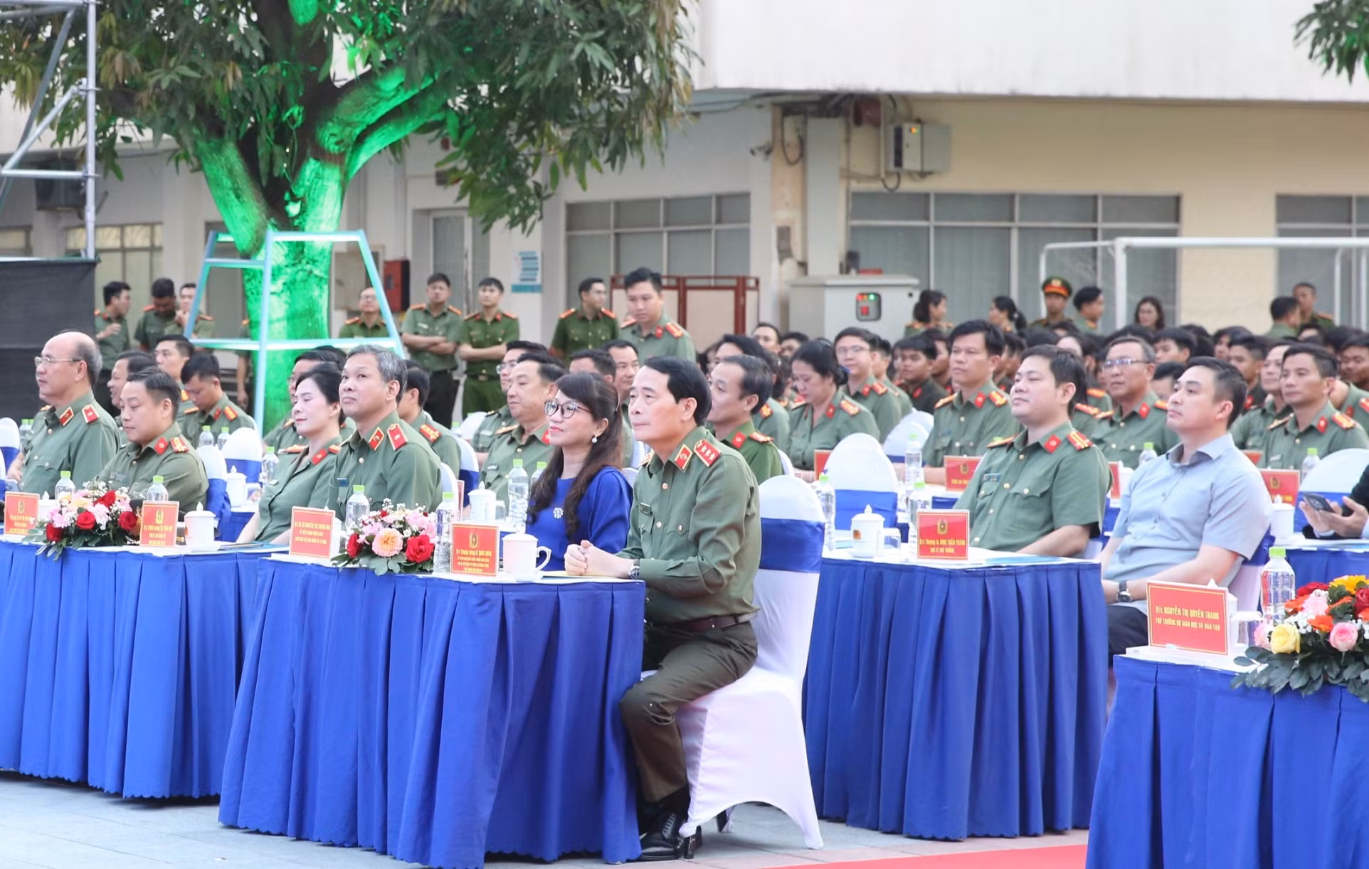Thứ trưởng Lê Quốc Hùng và Giám đốc Đại học Quốc gia TP Hồ Chí Minh Nguyễn Thị Thanh Mai cùng các đại biểu dự chương trình.