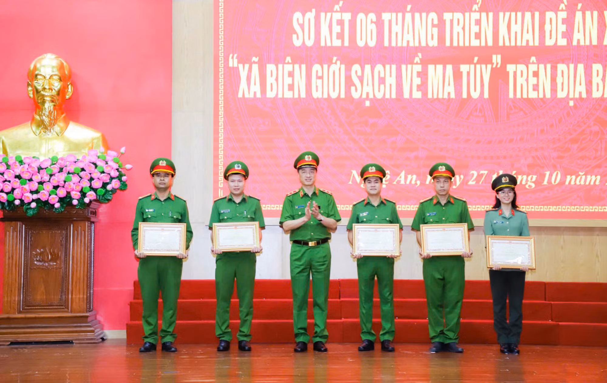 Thiếu tá Đặng Thị Thủy- nữ Phó Đội trưởng có nhiều sáng kiến trong công việc -0