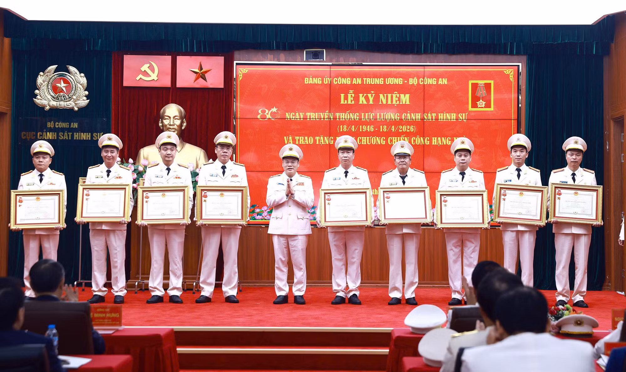 Trao tặng nhiều phần thưởng cao quý cho các tập thể, cá nhân thuộc Bộ Công an -0