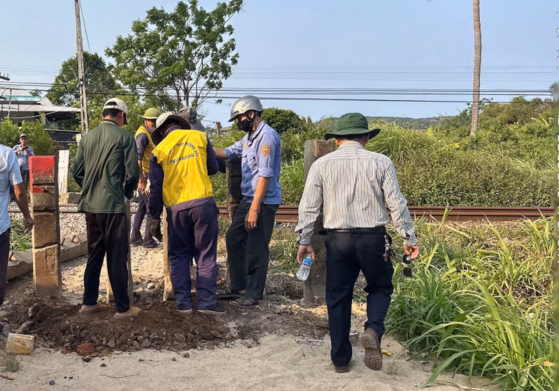 Từ vụ tai nạn nghiêm trọng, CSGT rà soát, xử lý lối đi tự mở qua đường sắt ở Đắk Lắk -0