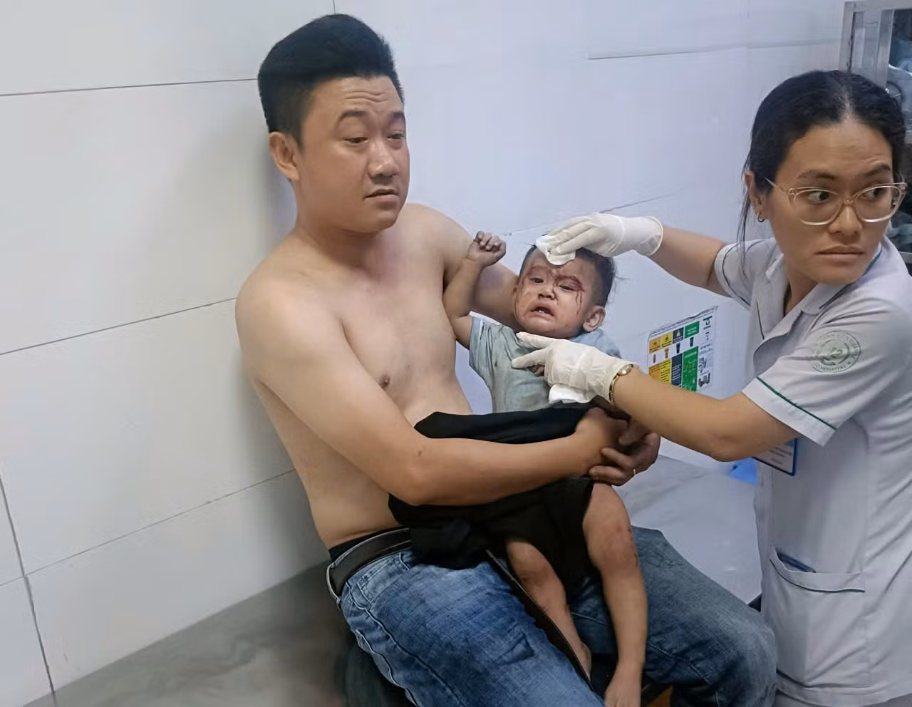 Đại úy Công an băng mình qua lửa dữ, cứu cháu bé 13 tháng tuổi thoát khỏi hỏa hoạn -0