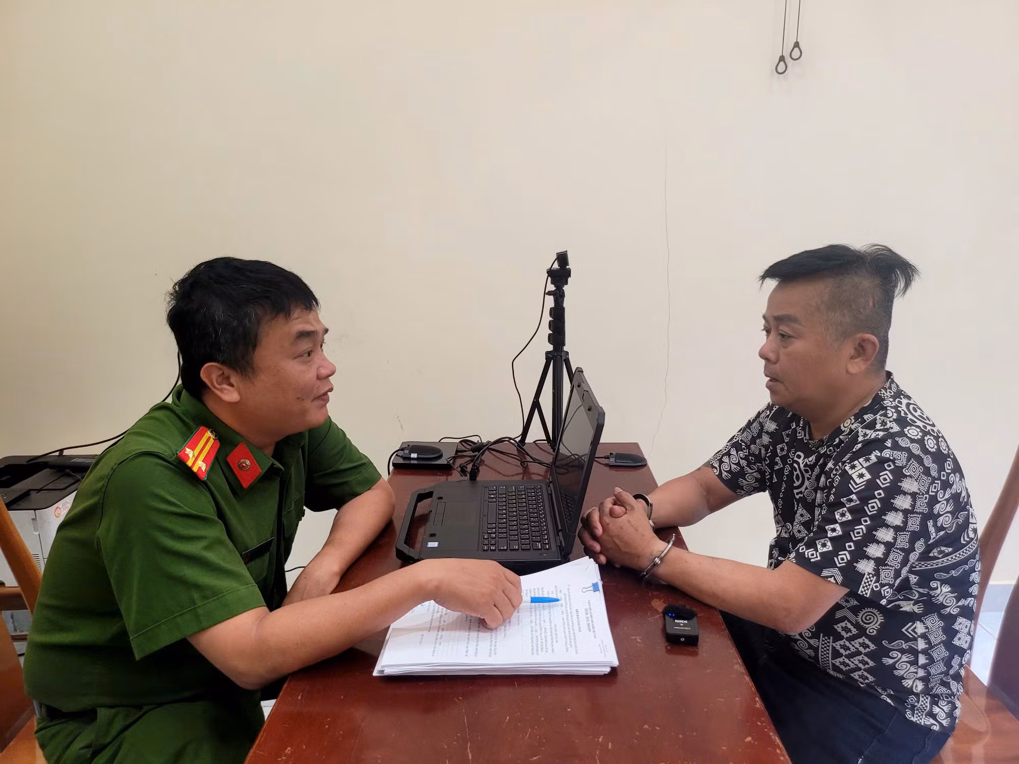 Bắt tạm giam nhóm đối tượng núp bóng doanh nghiệp mua bán nợ để cưỡng đoạt tài sản -1