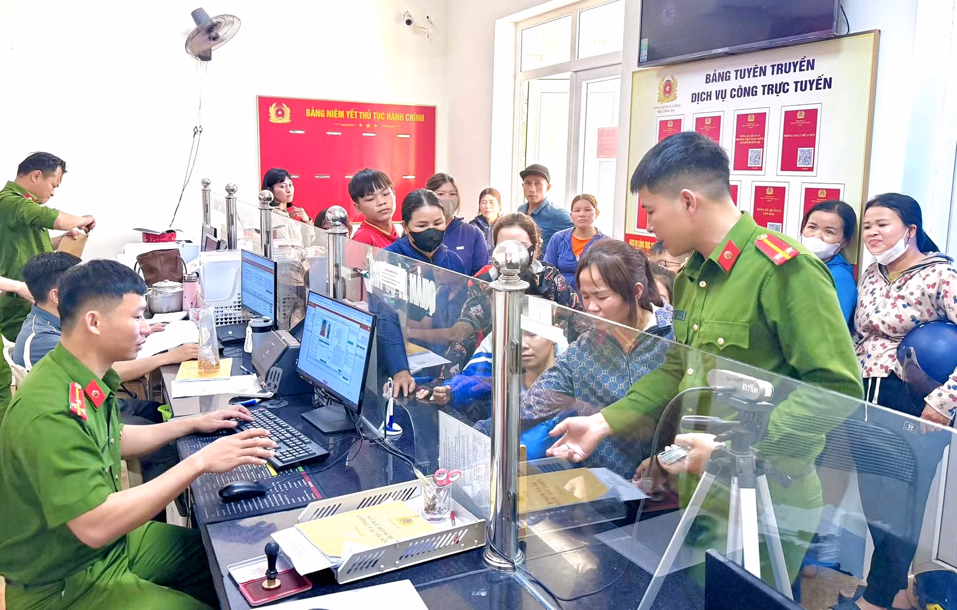 Cao điểm cấp căn cước, định danh điện tử cho công dân từ 6 đến 14 tuổi -0