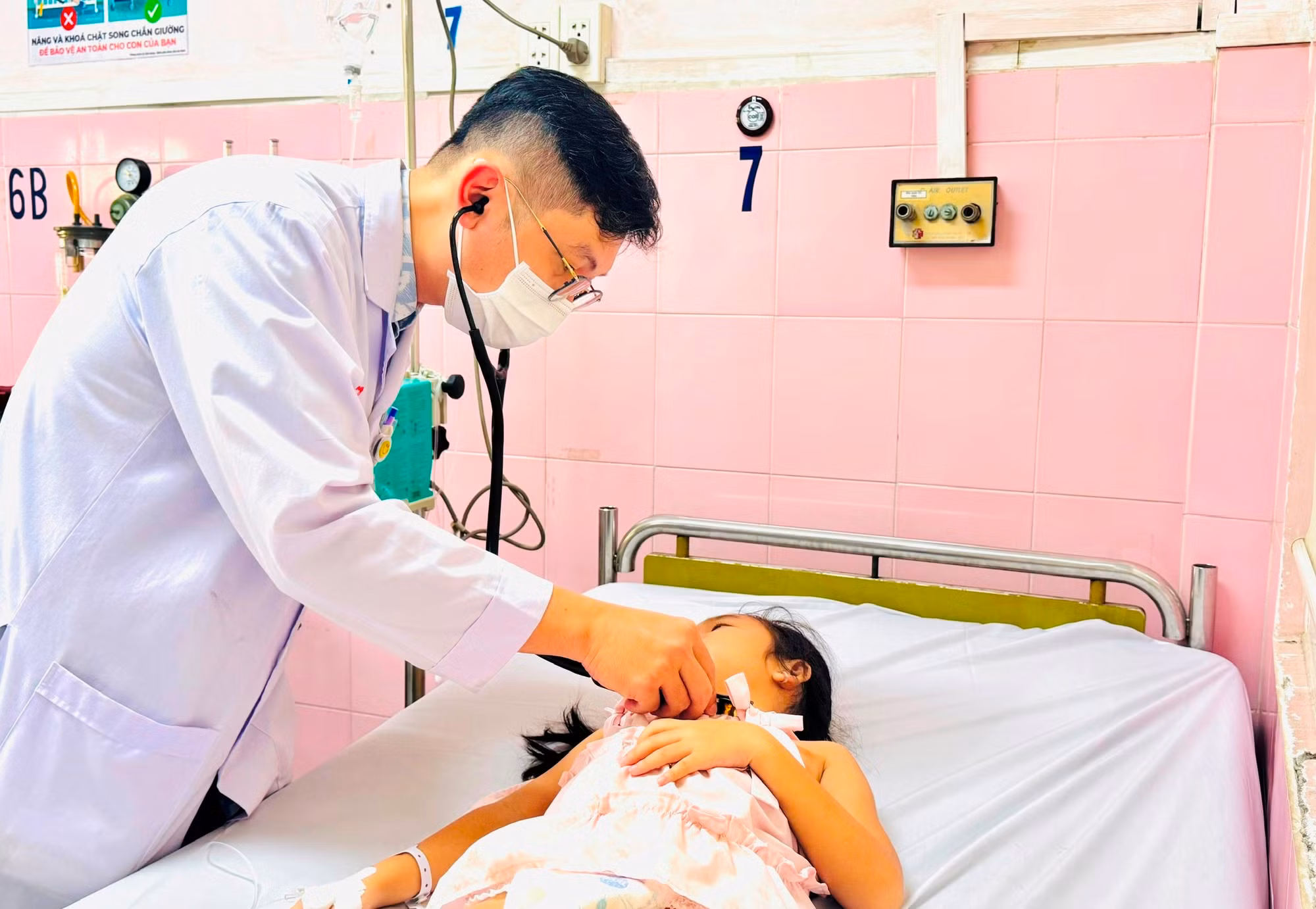 Số học sinh Trường Tiểu học Bình Quới Tây nghi ngộ độc đã tăng lên 148 ca -1