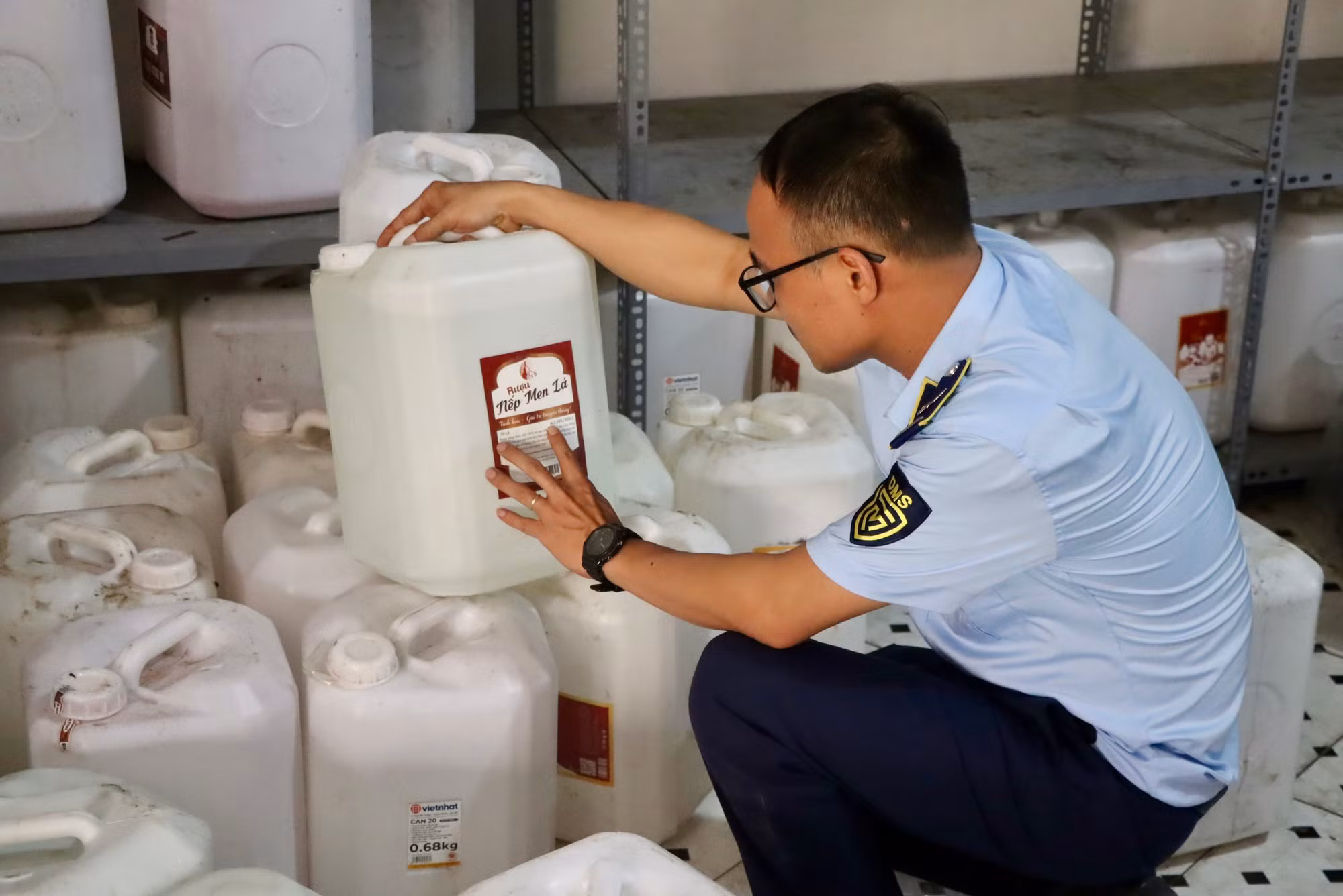 Gần 9.000 lít rượu có dấu hiệu vi phạm tại Hà Nội -2