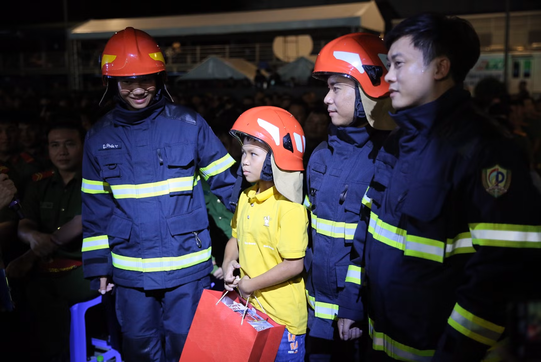 Em Trần Quốc Đạt được các chiến sĩ tặng quà.