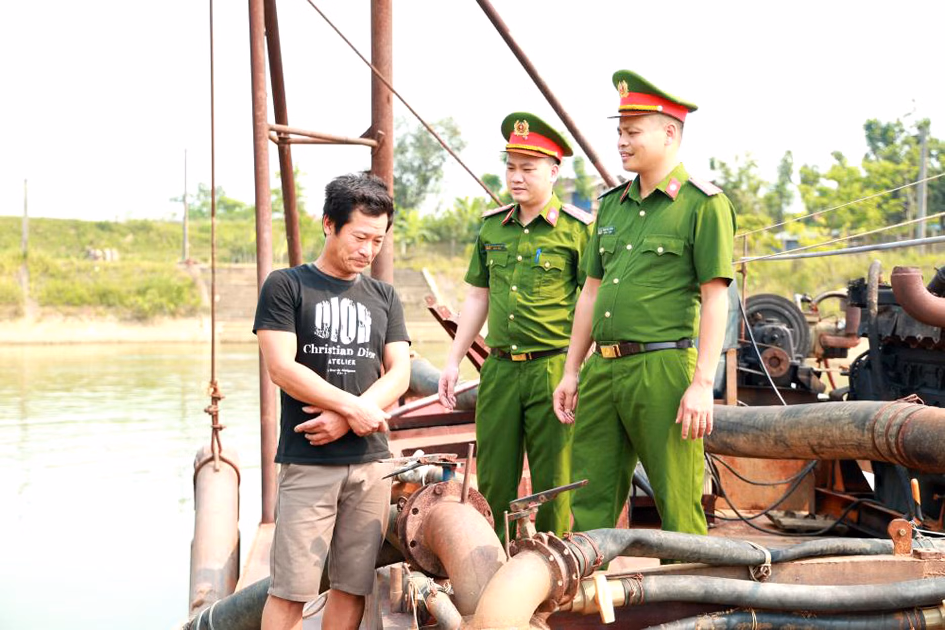Đấu tranh với nạn “cát tặc” ở khu vực giáp ranh trên sông Lam -0