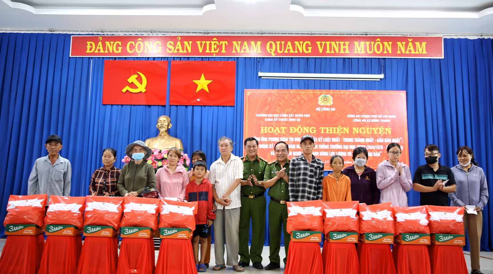Trường Đại học CSND và Công an xã Đông Thạnh tặng quà cho 215 hộ dân khó khăn -9