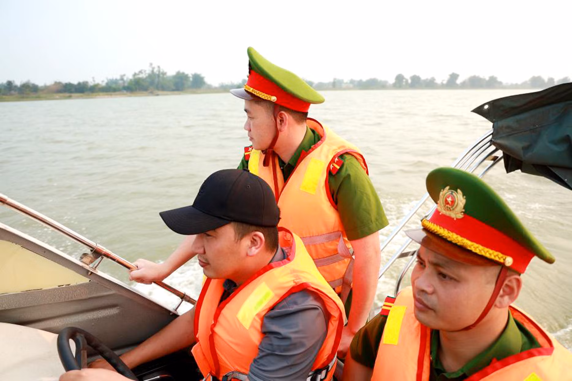 Đấu tranh với nạn “cát tặc” ở khu vực giáp ranh trên sông Lam -0