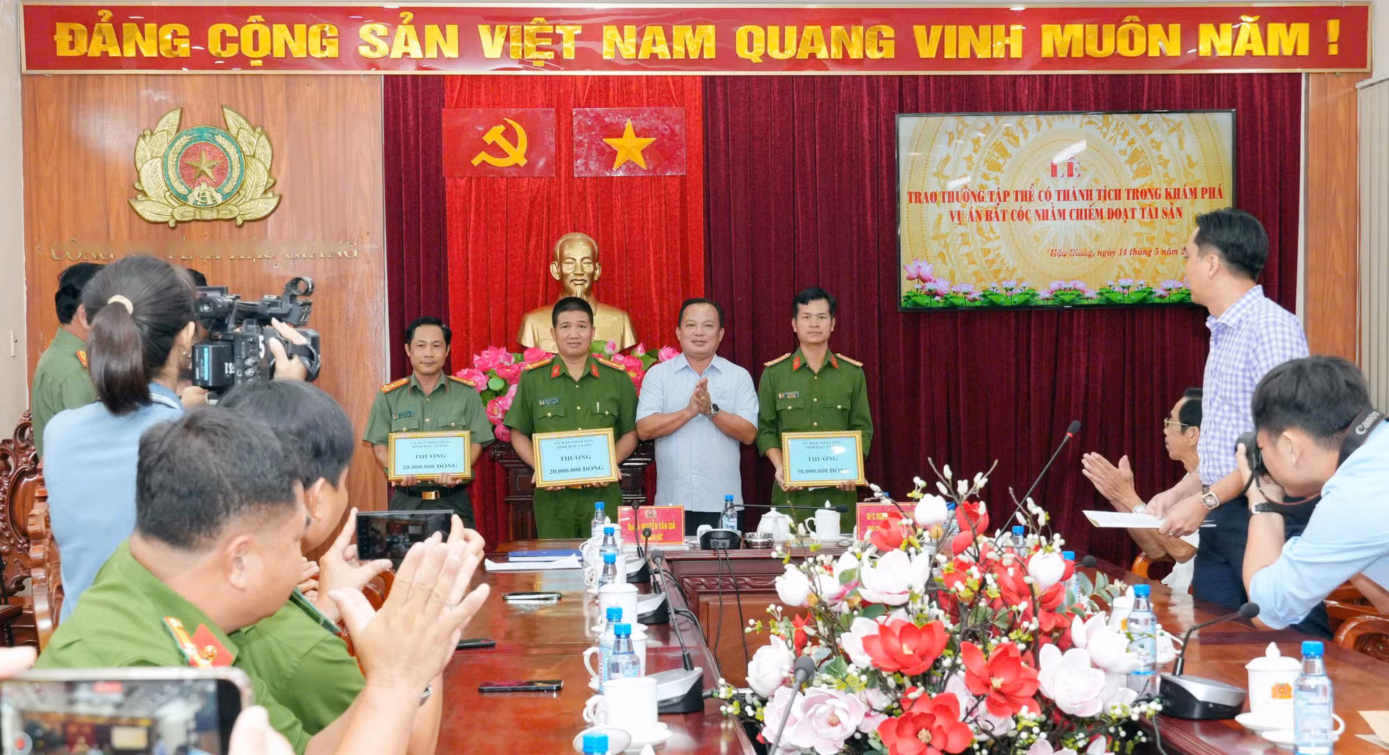 Quyết liệt với tội phạm, nghĩa tình với nhân dân -0
