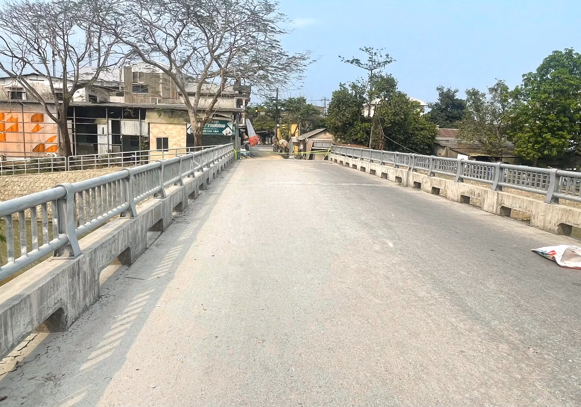 Cầu Vạn Xuân xây xong đã lâu chưa đi lại được do phải... chờ đường -0