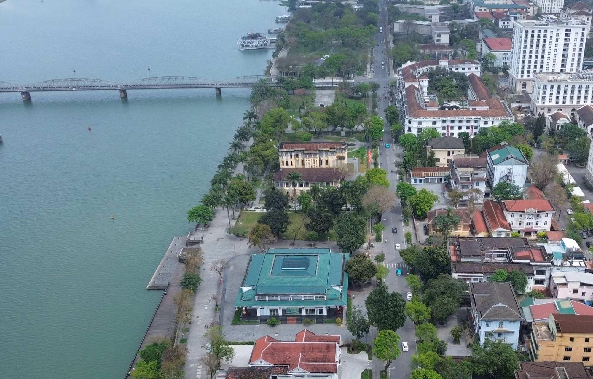 Nhiều công sở bỏ hoang trên khu “đất vàng” trung tâm TP Huế được định đoạt ra sao ? -0
