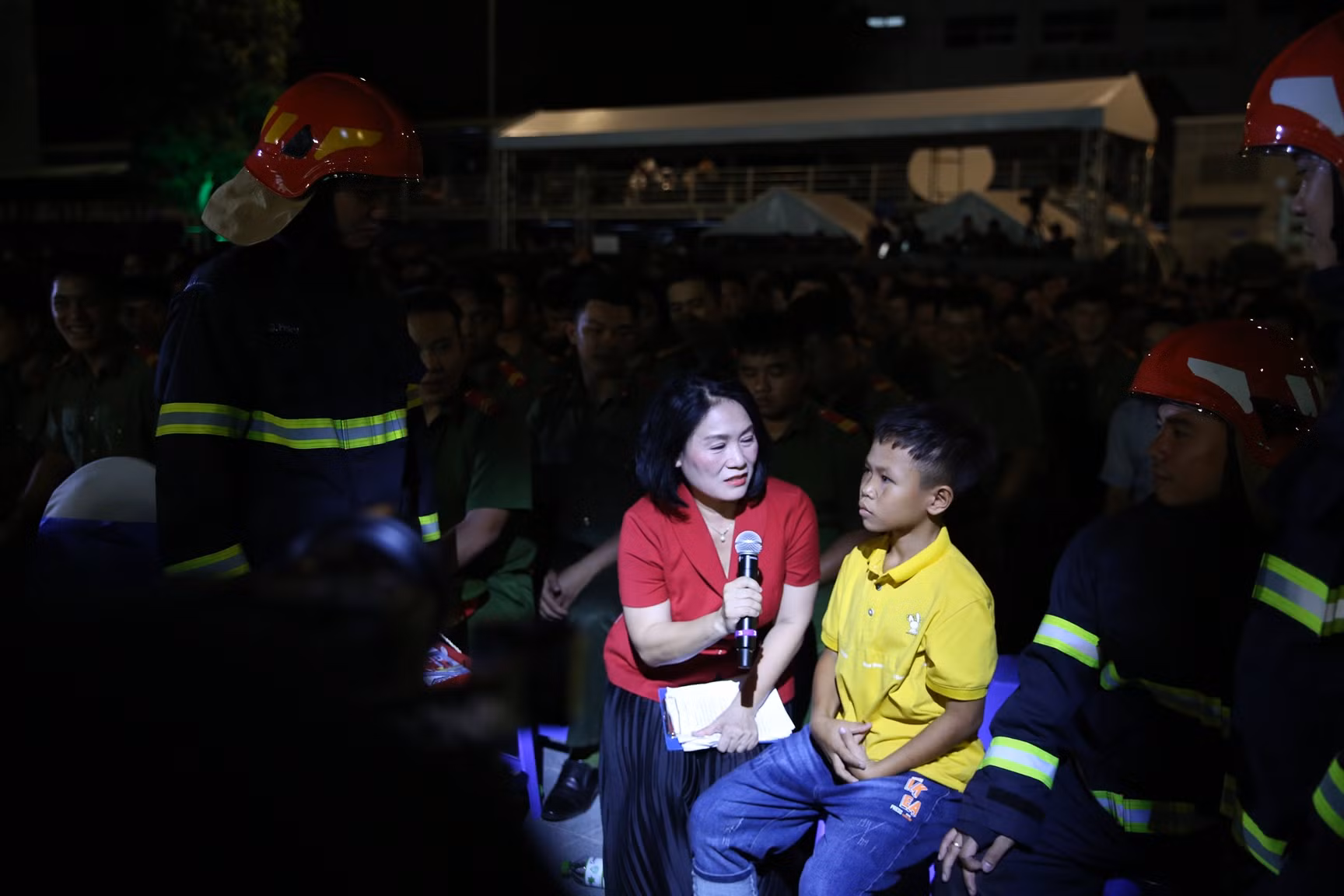 Em Trần Quốc Đạt chia sẻ về câu chuyện cậu bé được các chiến sĩ Đội Chữa cháy và Cứu nạn cứu hộ khu vực 32 cứu sống khi bé bị mắc kẹt giữa hai bức tường gạch chật hẹp.