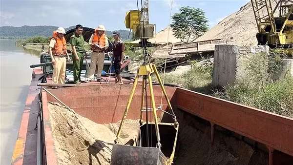 Đấu tranh với nạn “cát tặc” ở khu vực giáp ranh trên sông Lam