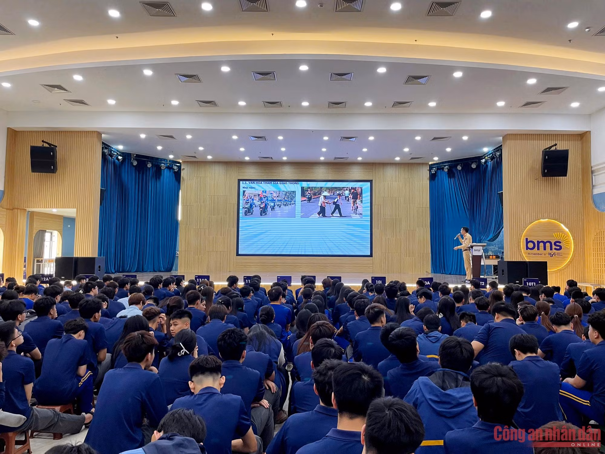 CSGT Hà Nội hướng dẫn kỹ năng tham gia giao thông cho học sinh phổ thông ảnh 1 Học sinh Hà Nội cùng cán bộ Công an học kỹ năng lái xe máy an toàn -0