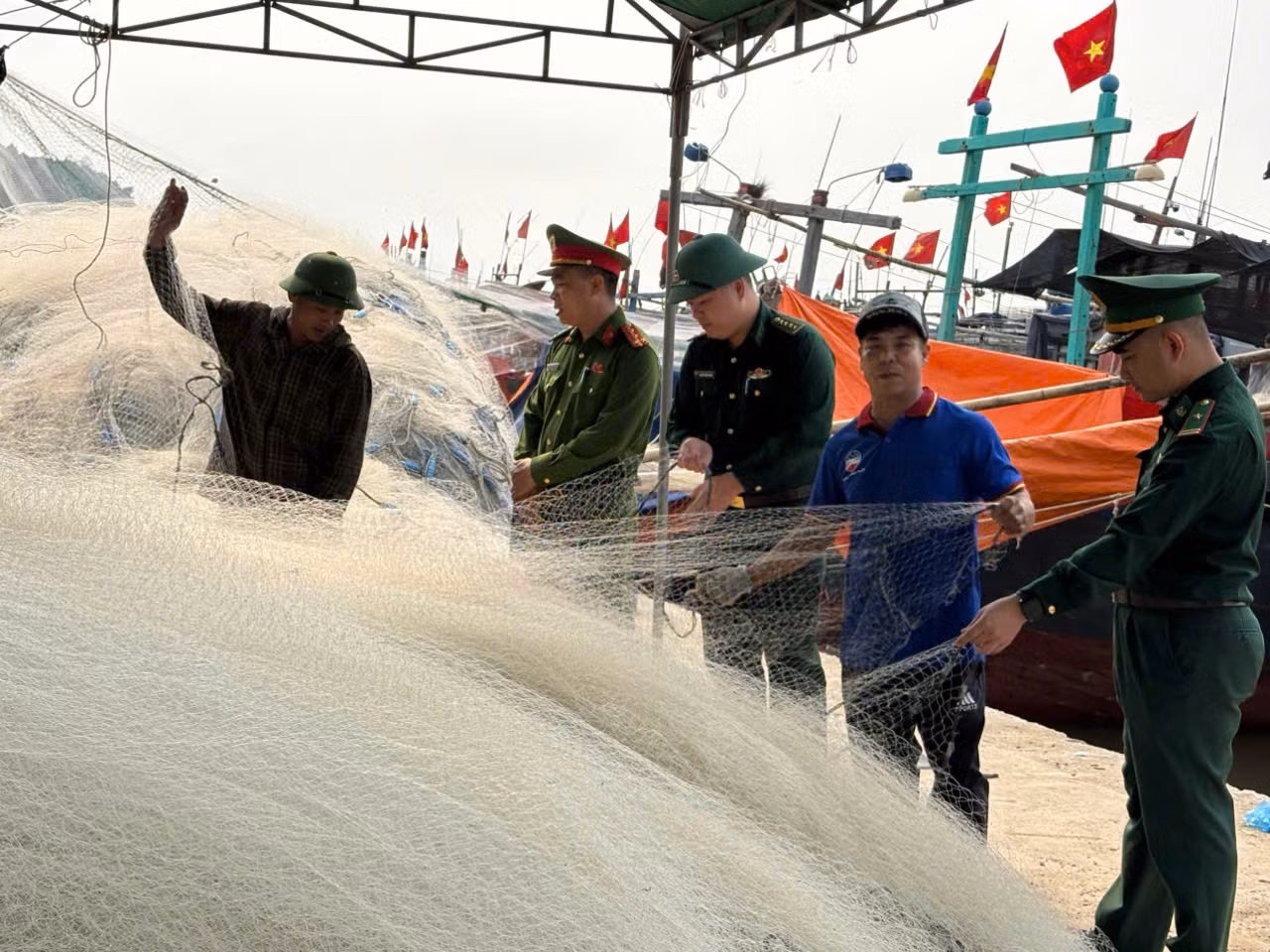 Thu hồi vũ khí góp phần “làm sạch” nguy cơ tiềm ẩn ngay từ cơ sở -0