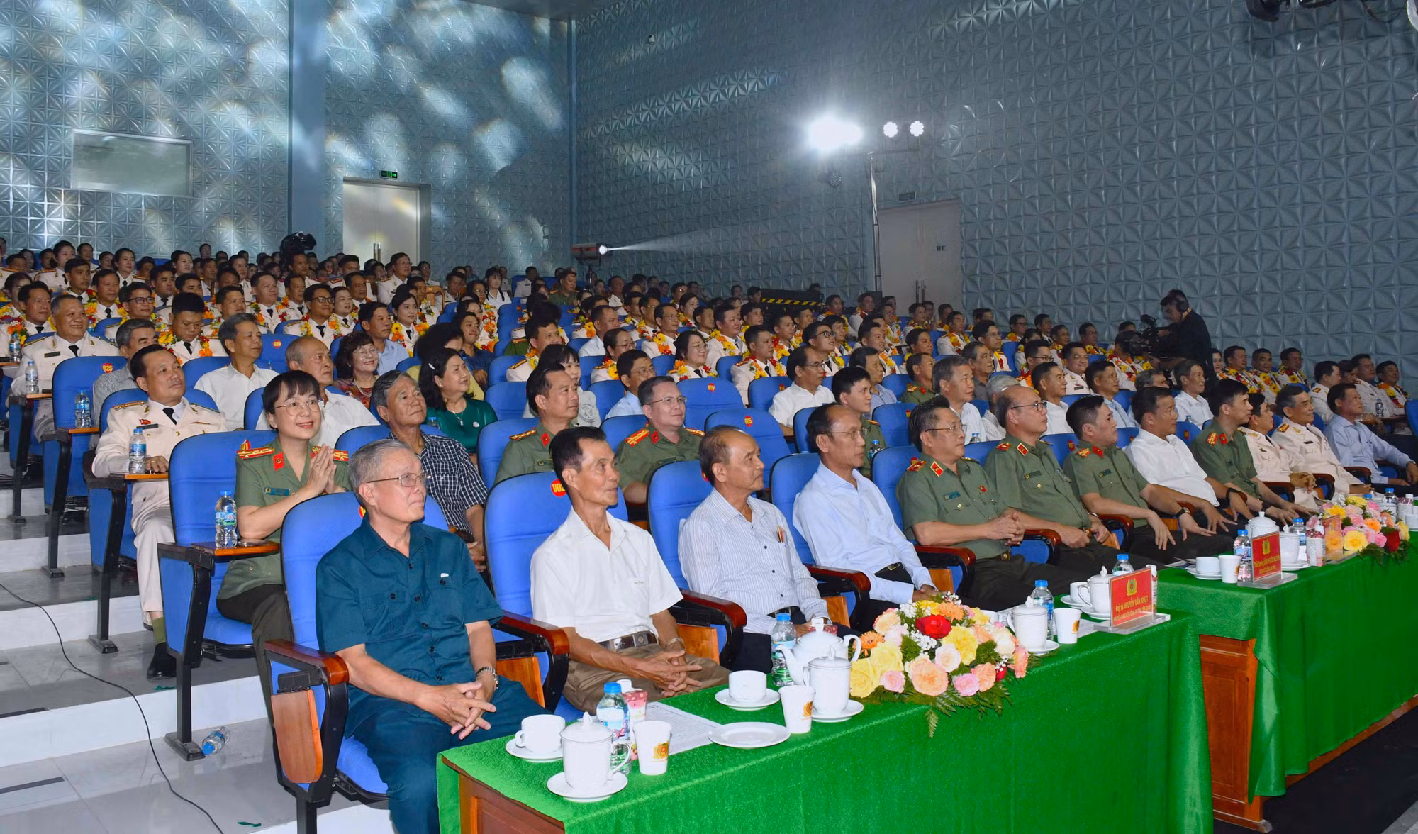 “Giai điệu bình yên” tôn vinh Công an vùng đất sen hồng Đồng Tháp -0