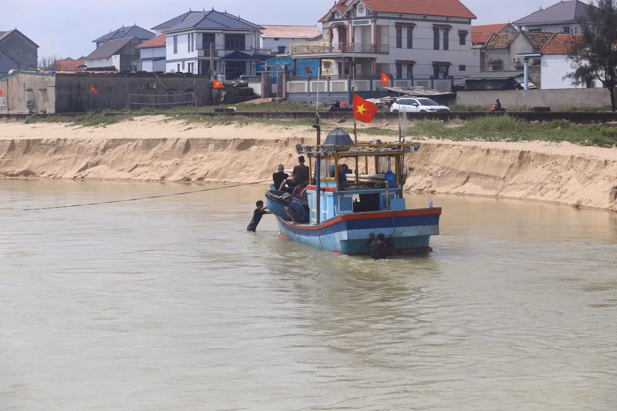Cần một giải pháp căn cơ để ngư dân không còn xót xa nhìn biển -0