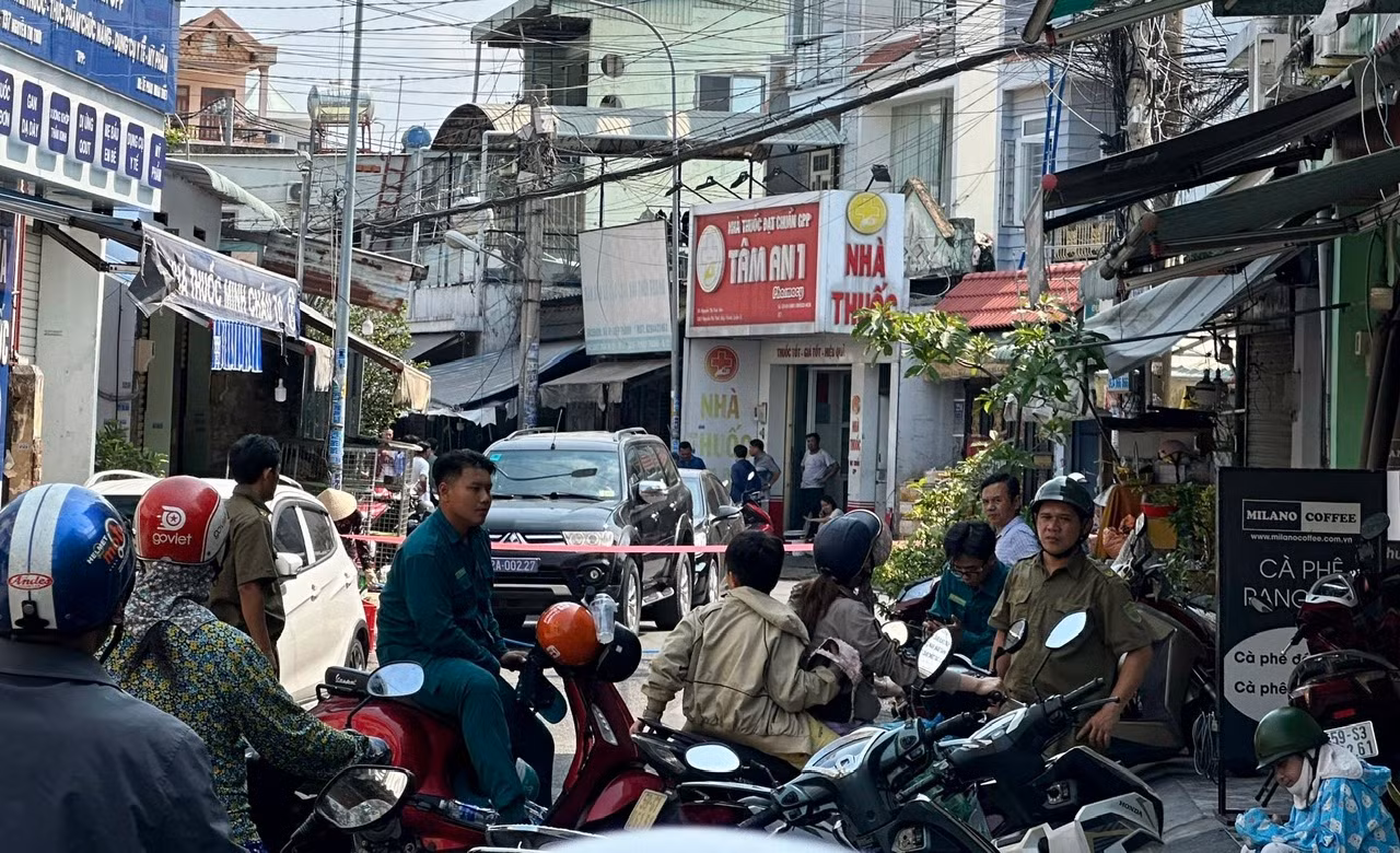 Nhiều người liều mình tìm cách thoát khỏi đám cháy căn nhà 4 tầng ngăn phòng cho thuê -1