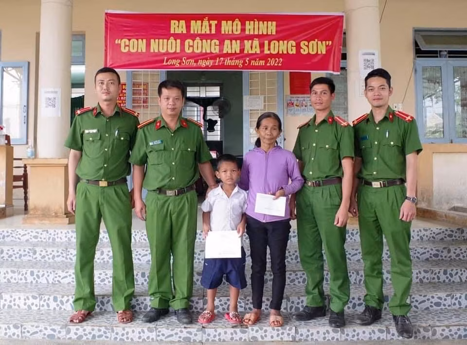 Nơi những đứa trẻ H’re mồ côi gọi Công an xã là cha -0