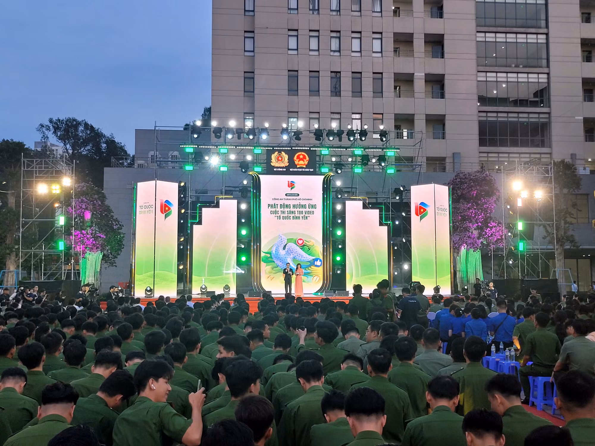 Hàng ngàn cán bộ chiến sĩ tham dự chương trình.