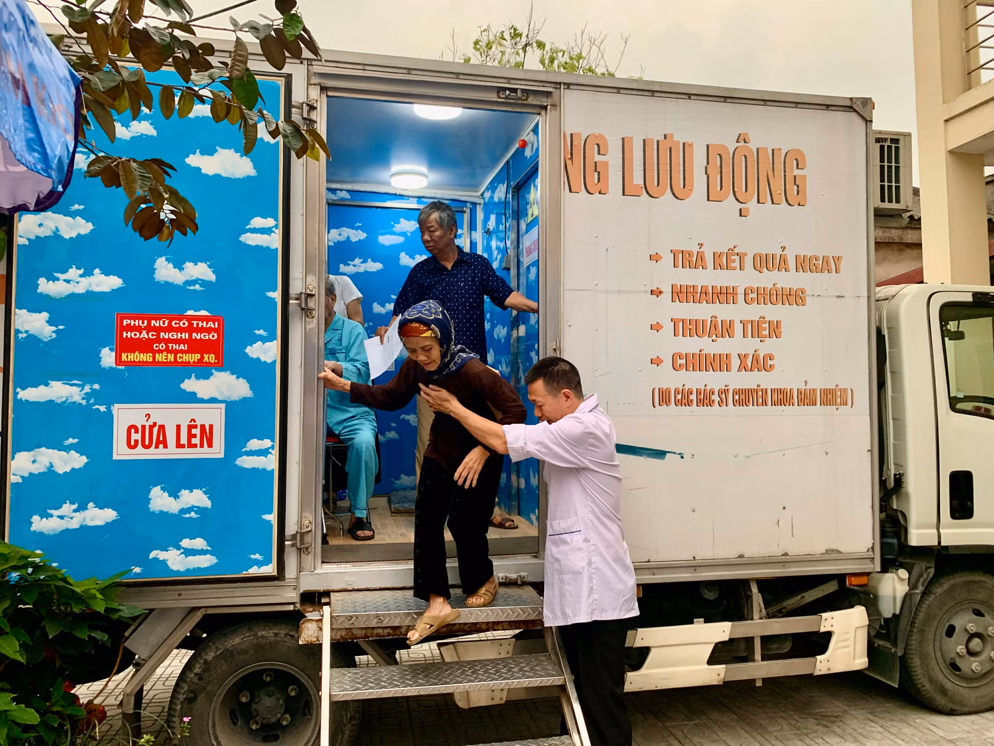 Bệnh viện 19-8 khám bệnh, phát thuốc miễn phí cho gần 300 người cao tuổi xã Nghĩa Trụ -0