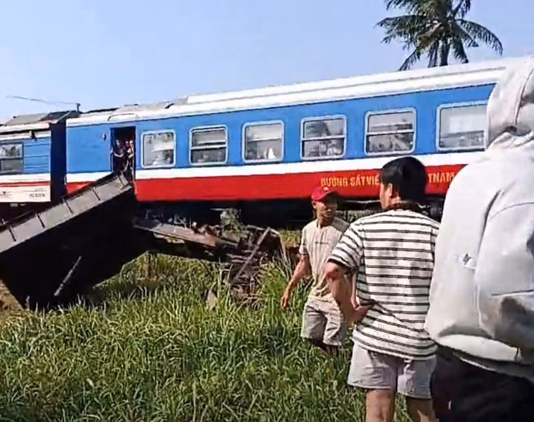 Tàu lửa tông xe công nông băng qua đường ngang tự mở, ba ông cháu thương vong -0