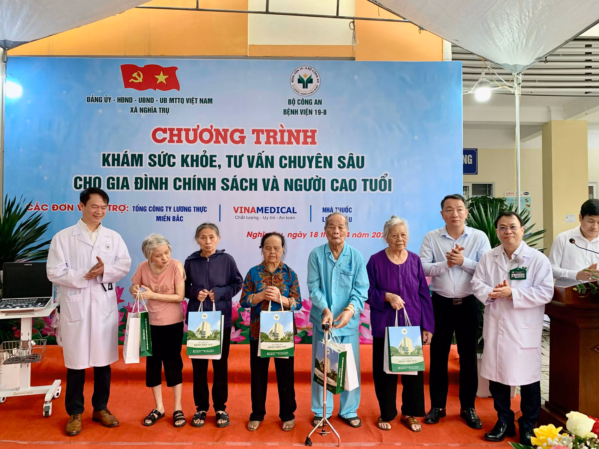 Bệnh viện 19-8 khám bệnh, phát thuốc miễn phí cho gần 300 người cao tuổi xã Nghĩa Trụ -0
