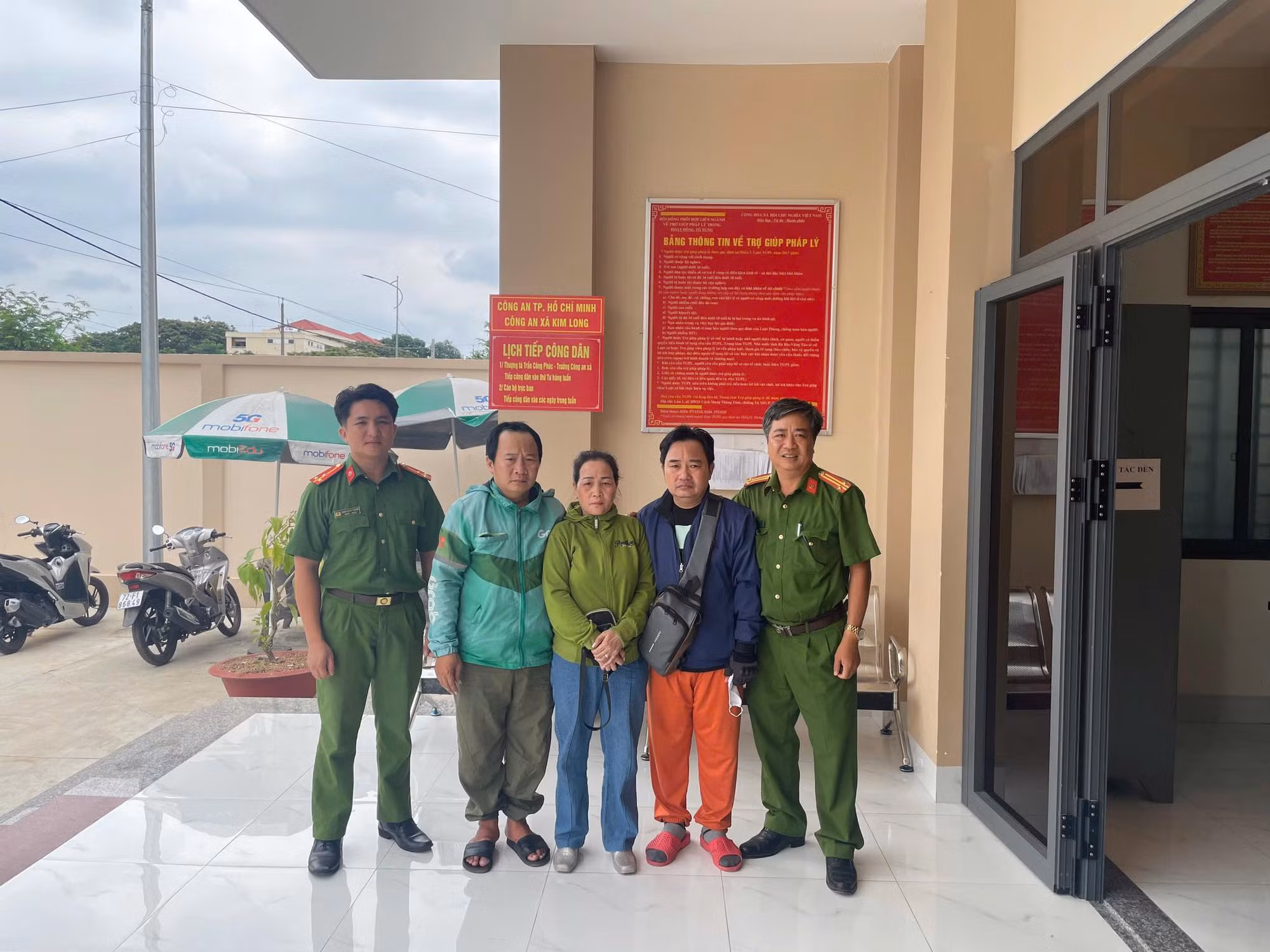 Cuộc hội ngộ vỡ òa sau 30 năm từ sự tận tâm của những chiến sĩ Công an cơ sở -0
