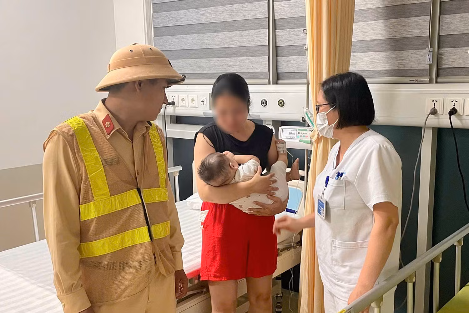 Bé 7 tháng tuổi khó thở được CSGT đưa đi cấp cứu trong đêm -0