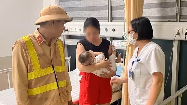 Bé 7 tháng tuổi khó thở được CSGT đưa đi cấp cứu trong đêm