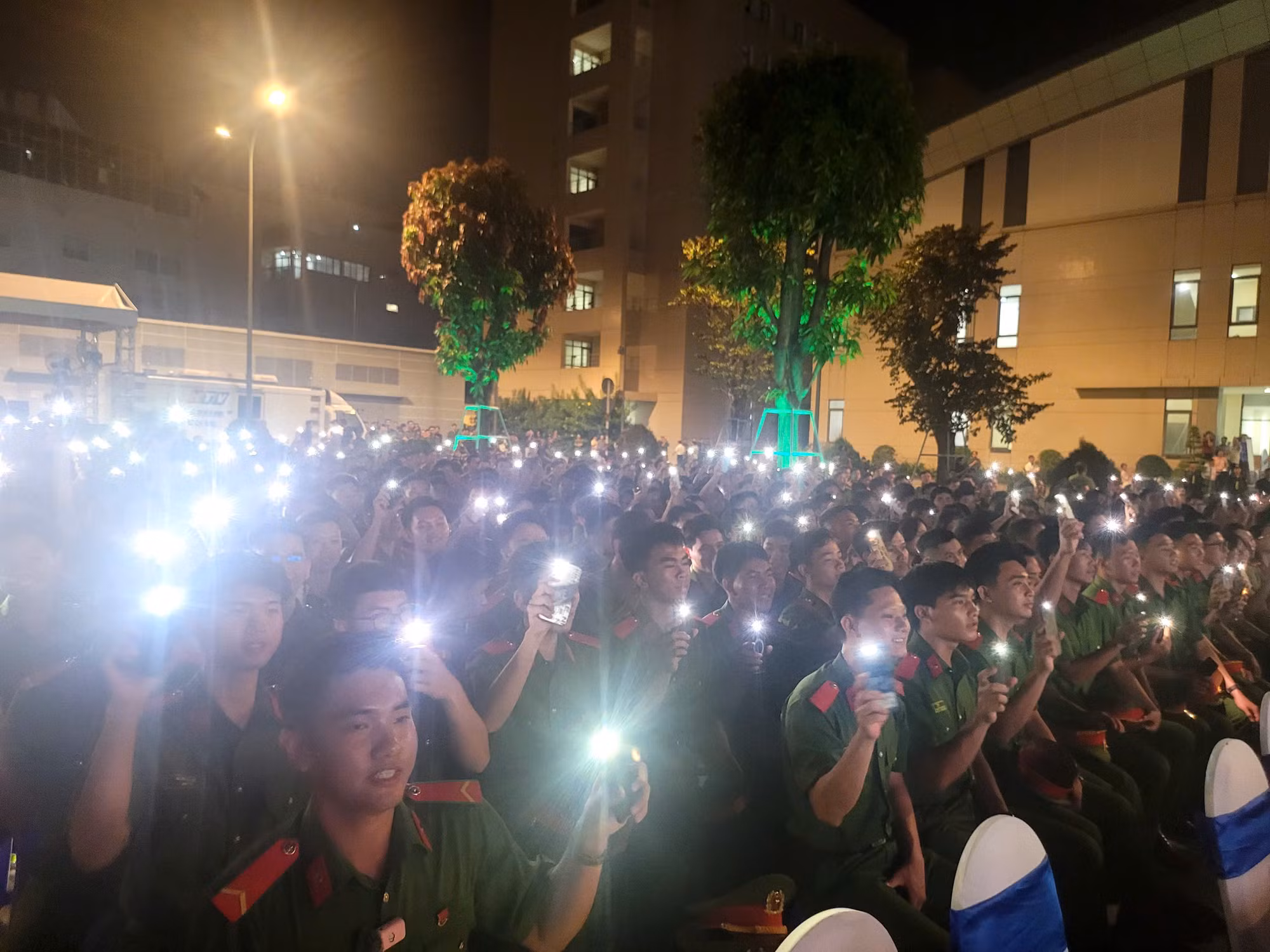 Khoảnh khắc ấn tượng trong chương trình là hình ảnh toàn thể 1.600 đại biểu và cán bộ, chiến sĩ CAND cùng bật đèn flash điện thoại, tạo hình biểu tượng lá chắn trên quảng trường Công an TP Hồ Chí Minh...