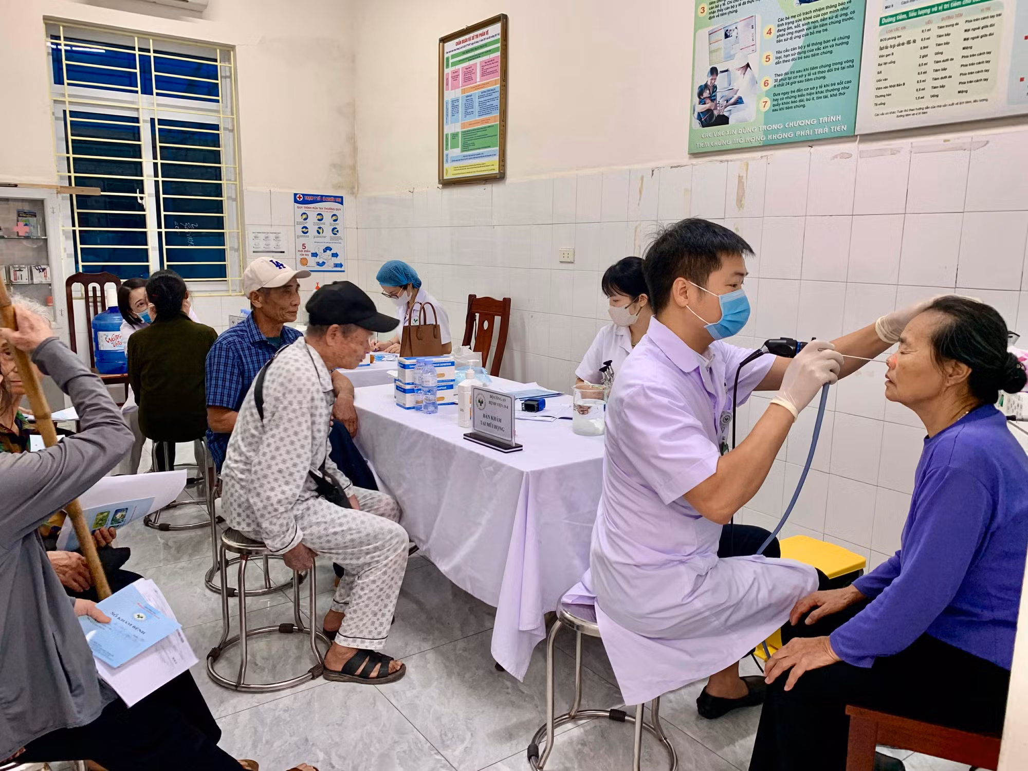 Bệnh viện 19-8 khám bệnh, phát thuốc miễn phí cho gần 300 người cao tuổi xã Nghĩa Trụ -0
