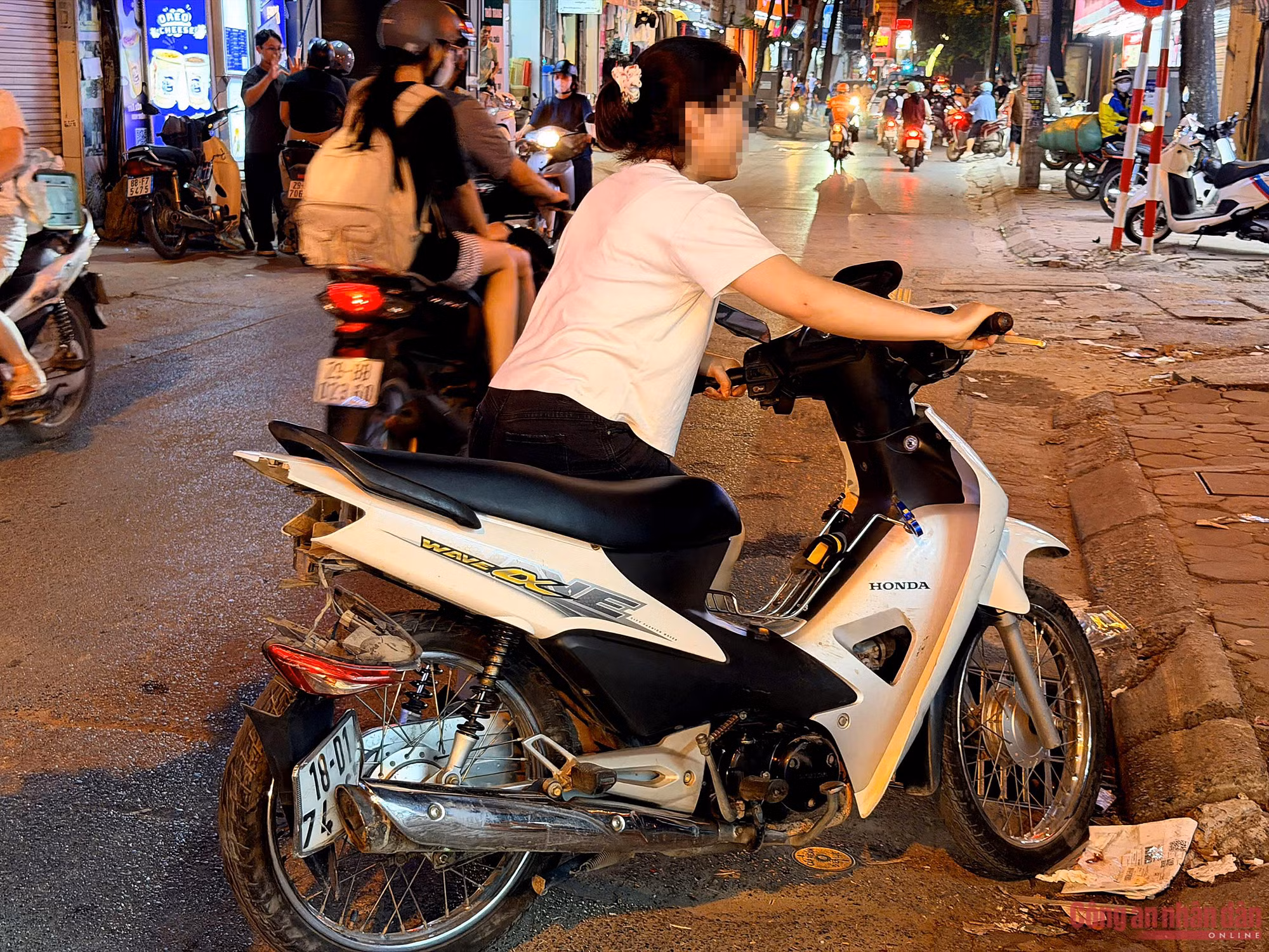 Nữ tài xế lái ô tô, tông liên tiếp nhiều xe ở Hà Nội -1