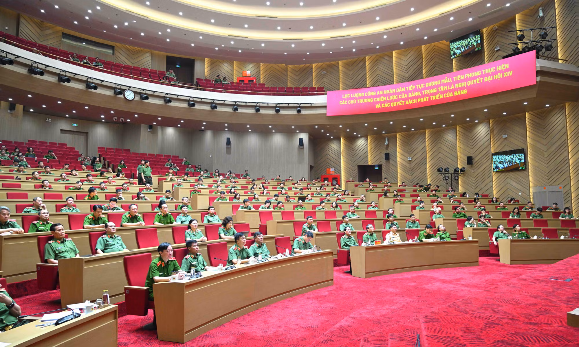 Kịp thời thay thế, cho từ chức đối với cán bộ yếu kém về năng lực, thiếu trách nhiệm, uy tín thấp ảnh 2 dsc_0297.jpeg -0
