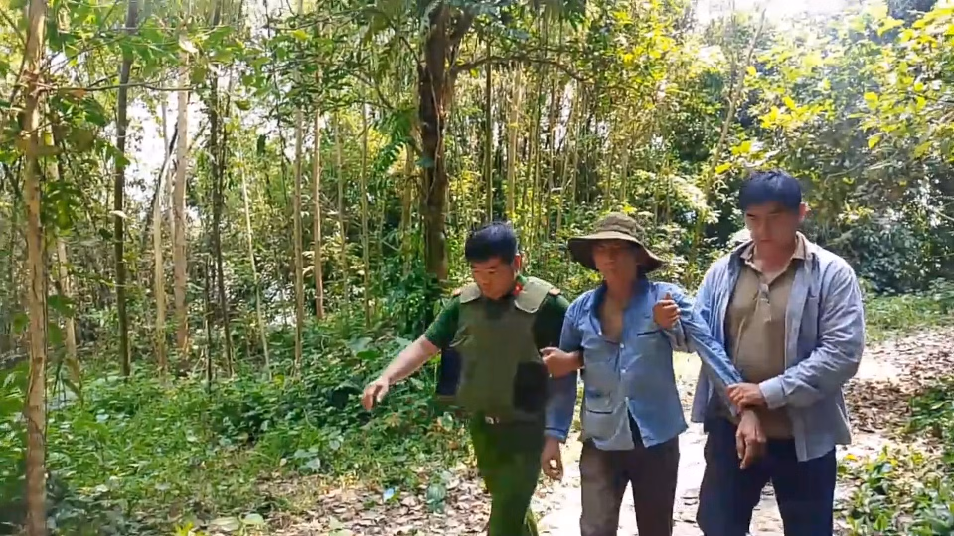 Quảng Ngãi: Vây bắt đối tượng gây án cố thủ trên núi -0