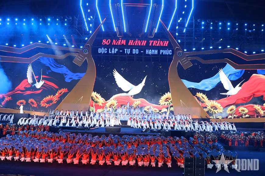 chuong trình ngh- thu-t d-c bi-t “80 nam hành trình ð-c l-p - t- do - h-nh phúc” là b-n giao hu-ng c-a l-ch s-.jpg -0
