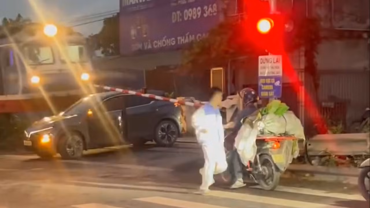 Hà Nội: cố vượt đường ngang, ô tô bị tàu hỏa tông văng xa -0