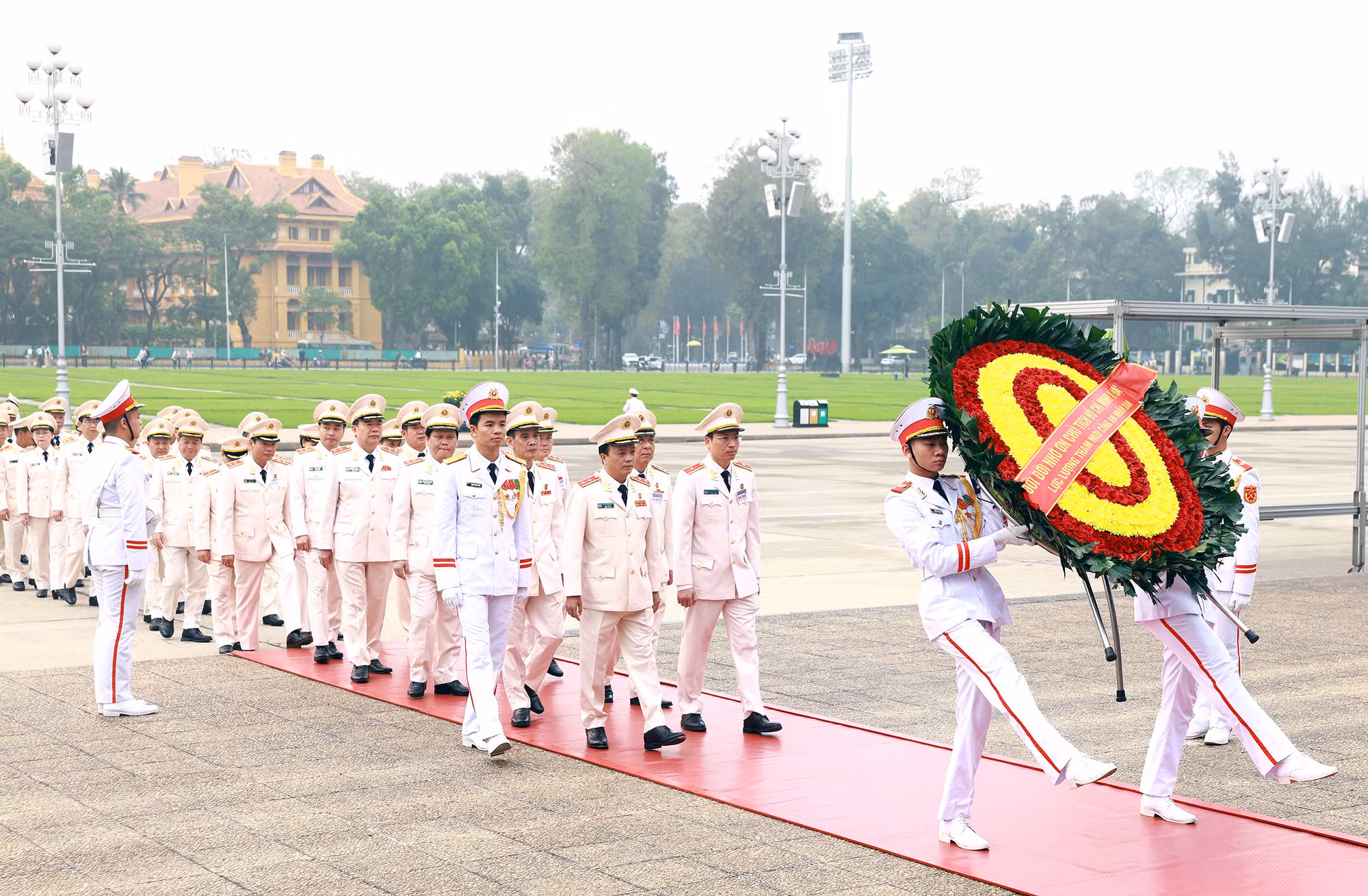 Đoàn đại biểu lực lượng Tham mưu Công an nhân dân vào Lăng viếng Bác