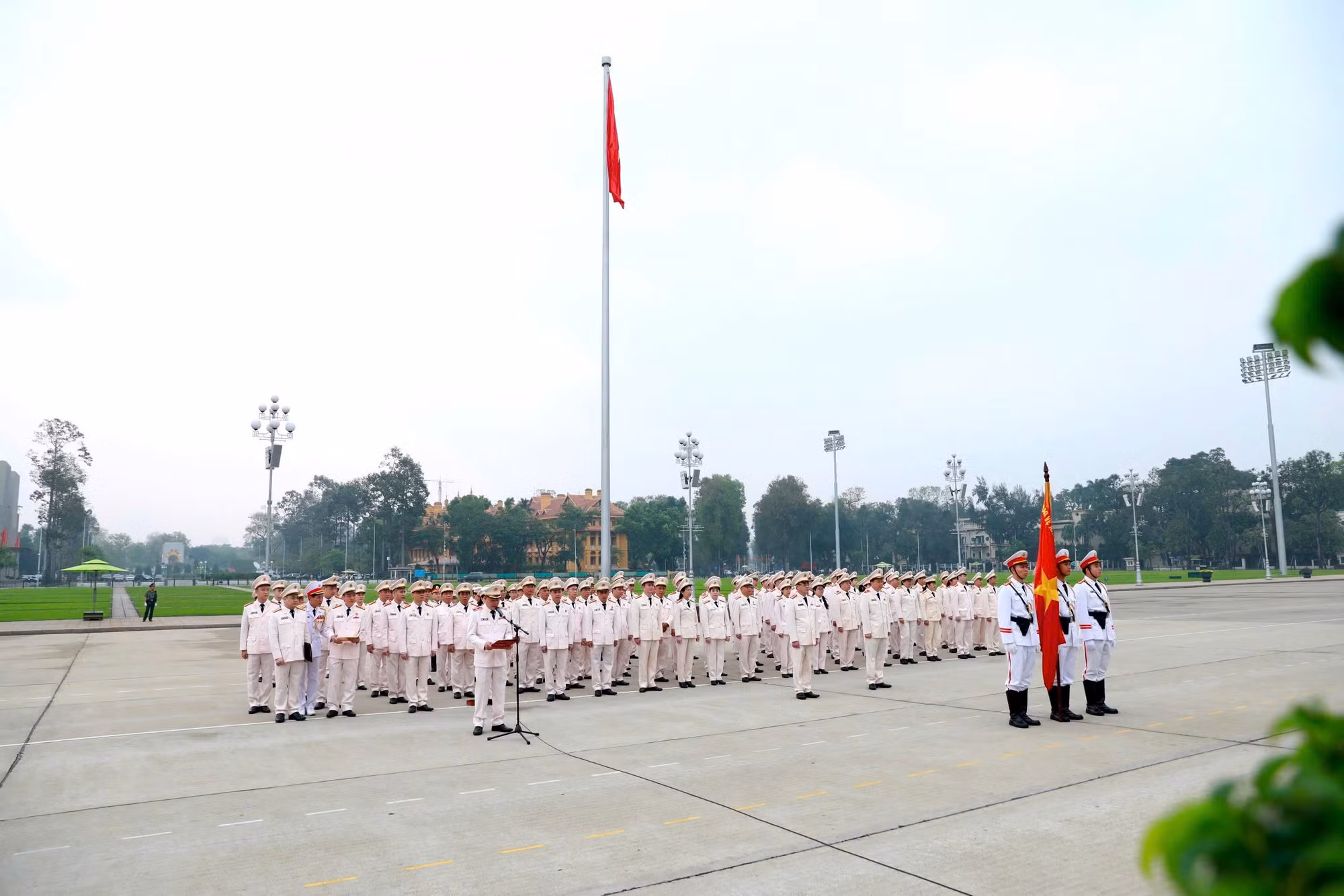 Đoàn đại biểu lực lượng Cảnh sát Quản lý hành chính về trật tự xã hội vào Lăng viếng Bác ảnh 1 Đoàn đại biểu lực lượng Cảnh sát Quản lý hành chính về trật tự xã hội vào Lăng viếng Bác -0
