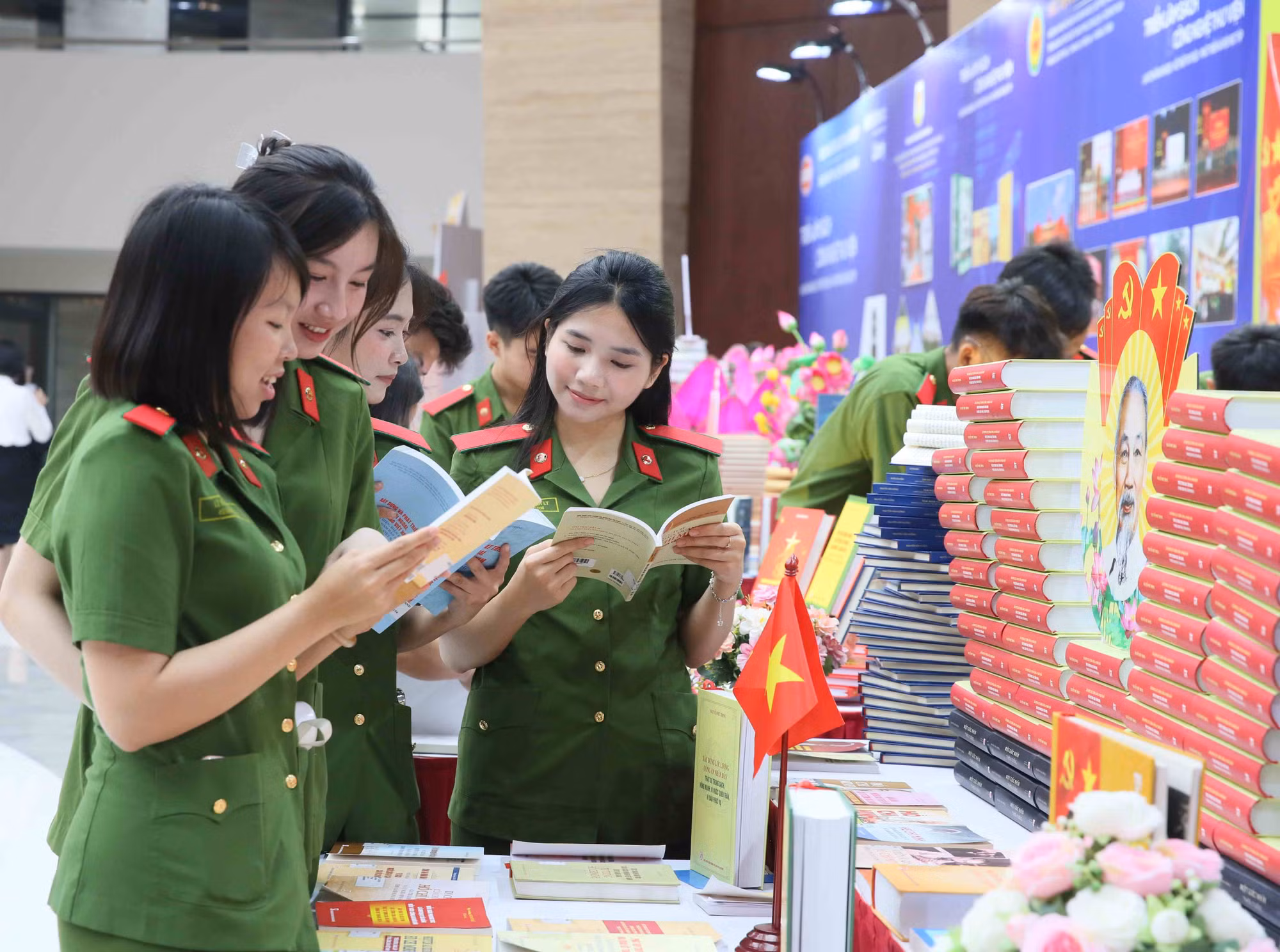 Triển lãm sách, công nghệ thư viện, lan toả văn hoá đọc, kết nối tri thức -0