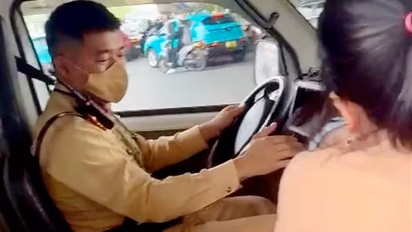 Con gái sốt cao co giật, bố mẹ nhờ CSGT giúp đỡ đưa đi cấp cứu