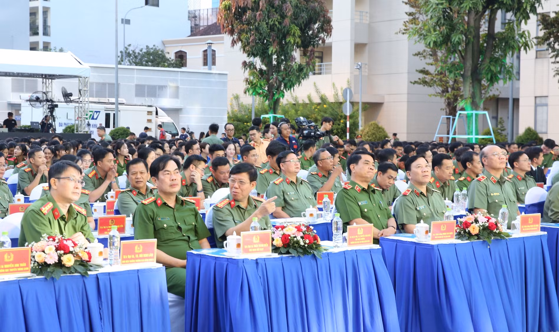Các đại biểu dự chương trình.