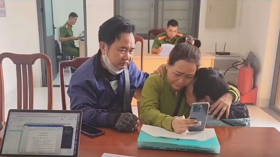 Cuộc hội ngộ vỡ òa sau 30 năm từ sự tận tâm của những chiến sĩ Công an cơ sở -2