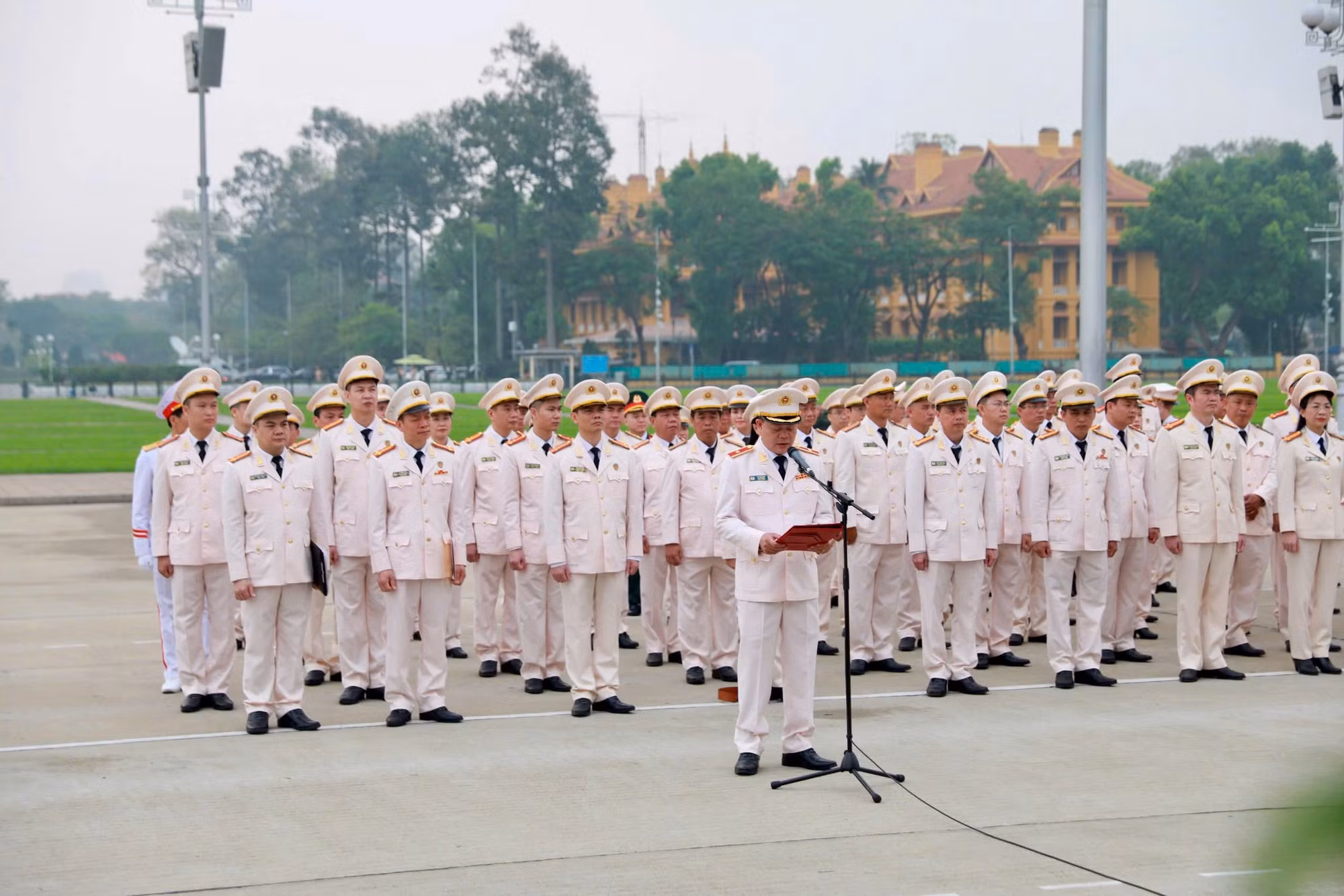 Đoàn đại biểu lực lượng Cảnh sát Quản lý hành chính về trật tự xã hội vào Lăng viếng Bác ảnh 2 Đoàn đại biểu lực lượng Cảnh sát Quản lý hành chính về trật tự xã hội vào Lăng viếng Bác -1