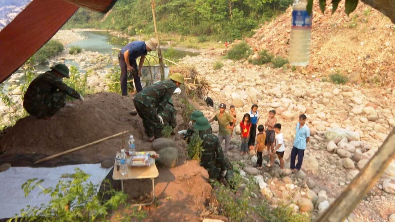 Quy tập 3 hài cốt liệt sĩ ở phía tây Trường Sơn tỉnh Quảng Trị -0