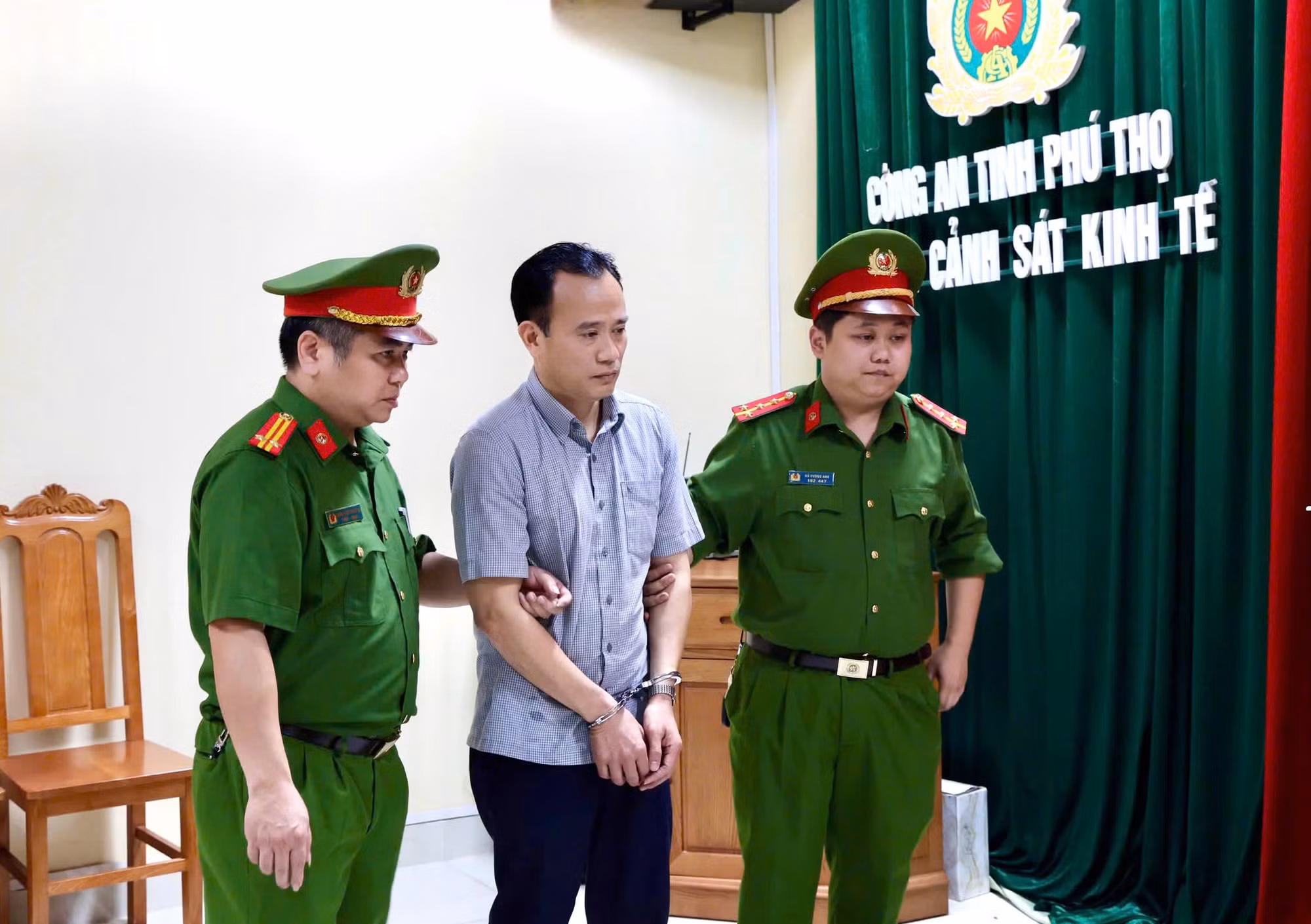 Liên quan đến 3 nhóm tội phạm cộm cán tại Phú Thọ: Bắt nguyên Phó Chủ tịch UBND TP Phúc Yên ảnh 4 Liên quan đến 3 nhóm tội phạm cộm cán trên địa bàn tỉnh Phú Thọ: Bắt nguyên Phó Chủ tịch UBND thành phố Phúc Yên -2